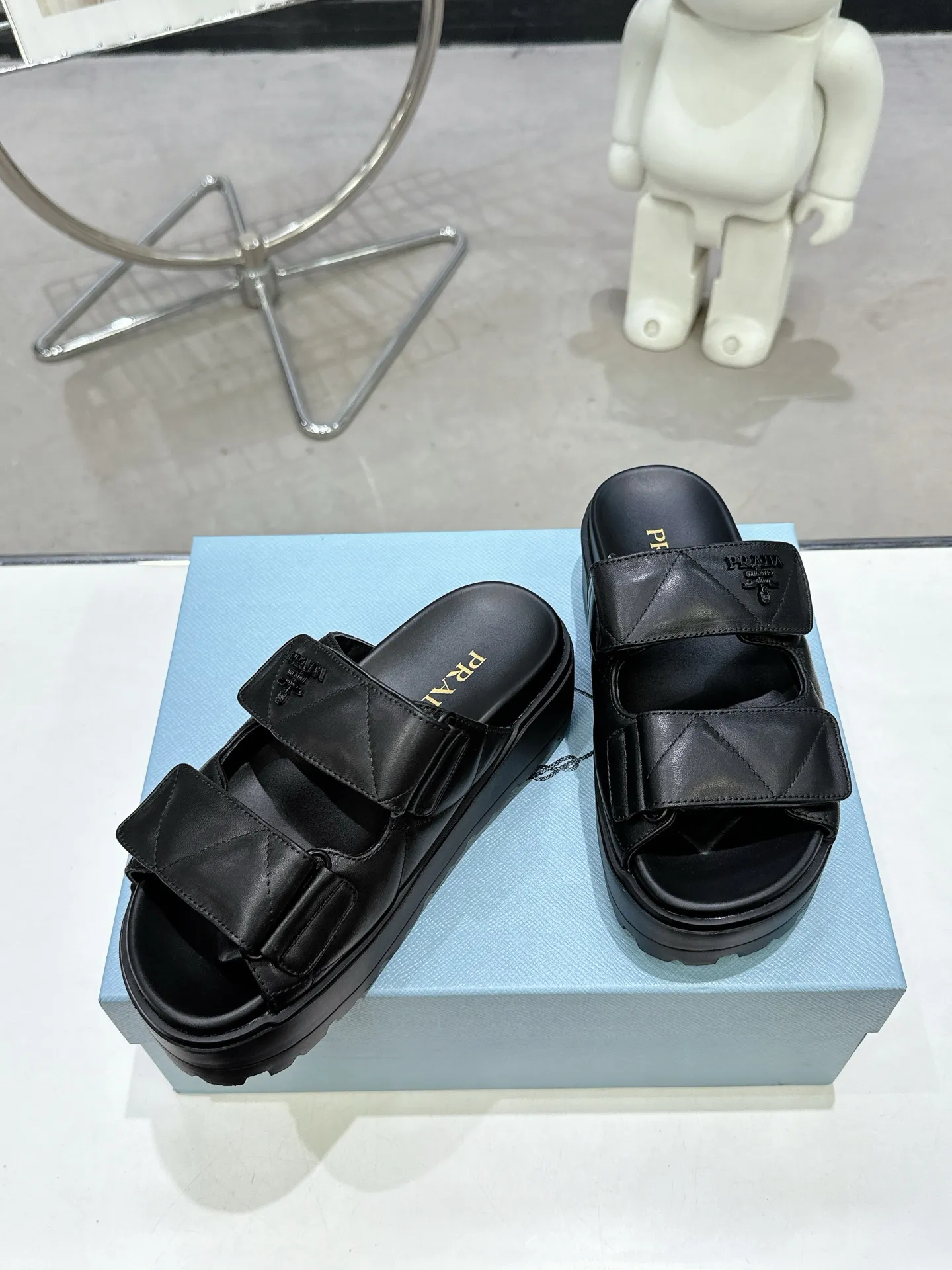 👟👟Ex-factory price 440👟👟 PRADA 2025 vs spring and summer popular sandals series... [Thick-soled double-button sandals] Original 1:1 customization, this year's most fashionable and popular retro British style, simple and elegant, all styles are good-looking, platform thick soles make you slimmer and taller, very comfortable, fashionable and versatile... Many Internet celebrities are on their feet. These platform round-toe thick-soled shoes are very popular this year. They can be worn (increased) for both leisure and leisure. ❶Material: Customized imported calf leather ❷Inner: Customized imported sheepskin ❸Outsole: Original molded ultra-light outsole ❹Sole thickness: 5.5cm ❺Number of yards: 35-40 ❻Packaging: Original full set of packaging ☀Color: Official website updated simultaneously